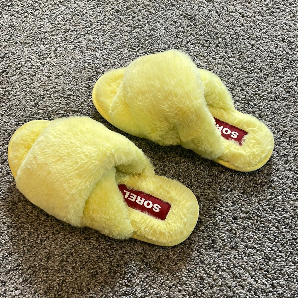 Sorel Go Mail Run slippers. Yellow. Size 6